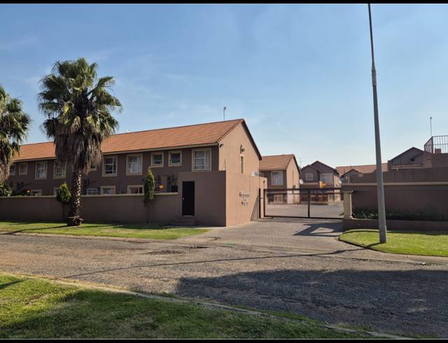2 BEDROOM TOWNHOUSE FOR SALE IN VANDERBIJLPARK SE 4